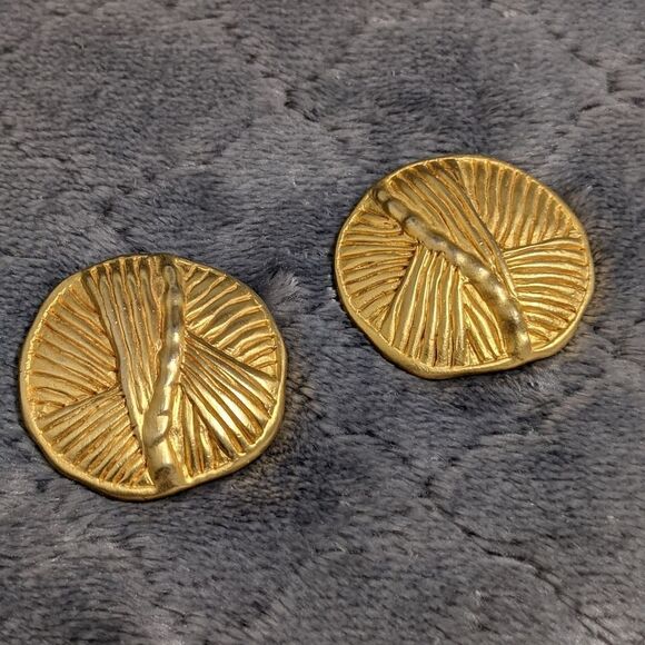 Vintage Textured Goldtone Disc Style Clip Earrings - Picture 1 of 7